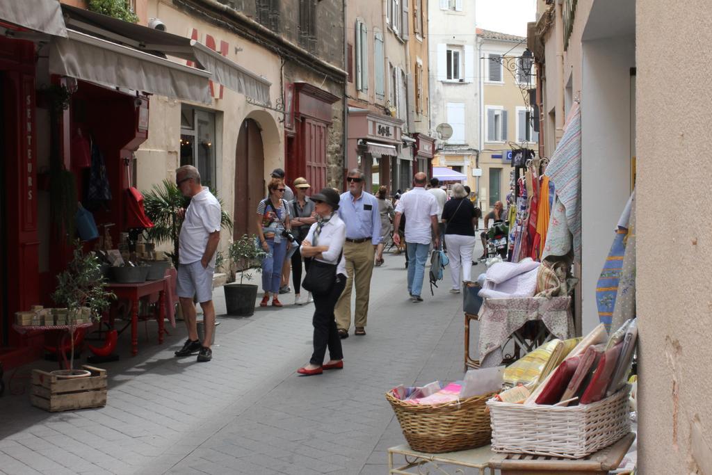 Studio De Charme Avec Sa Terrasse En Plein Coeur De Ville LʼIsle-sur-la-Sorgue Exterior foto